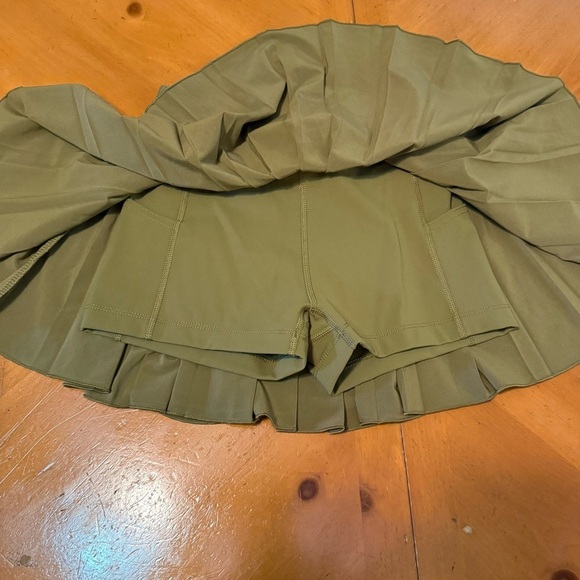 Aritzia TNA Pleated Tennis Skirt in Army Green Sz XS Performance Athletic - Picture 5 of 12